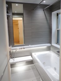 グレーで統一したスタイリッシュな浴室に TOTO シンラにお取替え