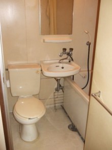 3点式ユニットバスより単独の清潔感のあるトイレ空間に