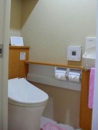 収納と手洗器を備えたトイレにリフォーム