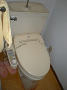 収納と手洗器を備えたトイレにリフォーム