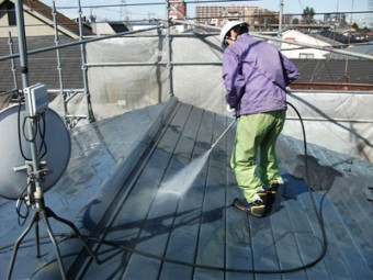 屋根高圧洗浄でしっかり汚れを除去。
