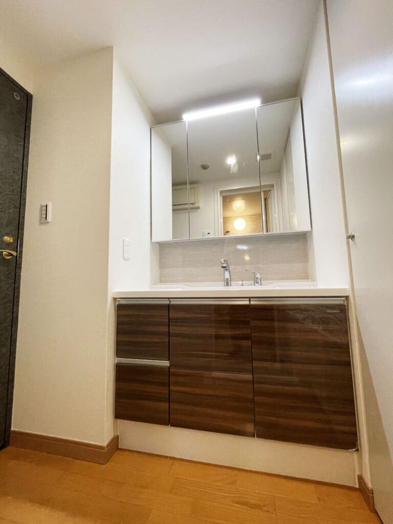 タカラスタンダード「REJUST　リジャスト」で収納力UP！ひろびろカウンターの洗面化粧台　川崎市中原区Ｔ様邸