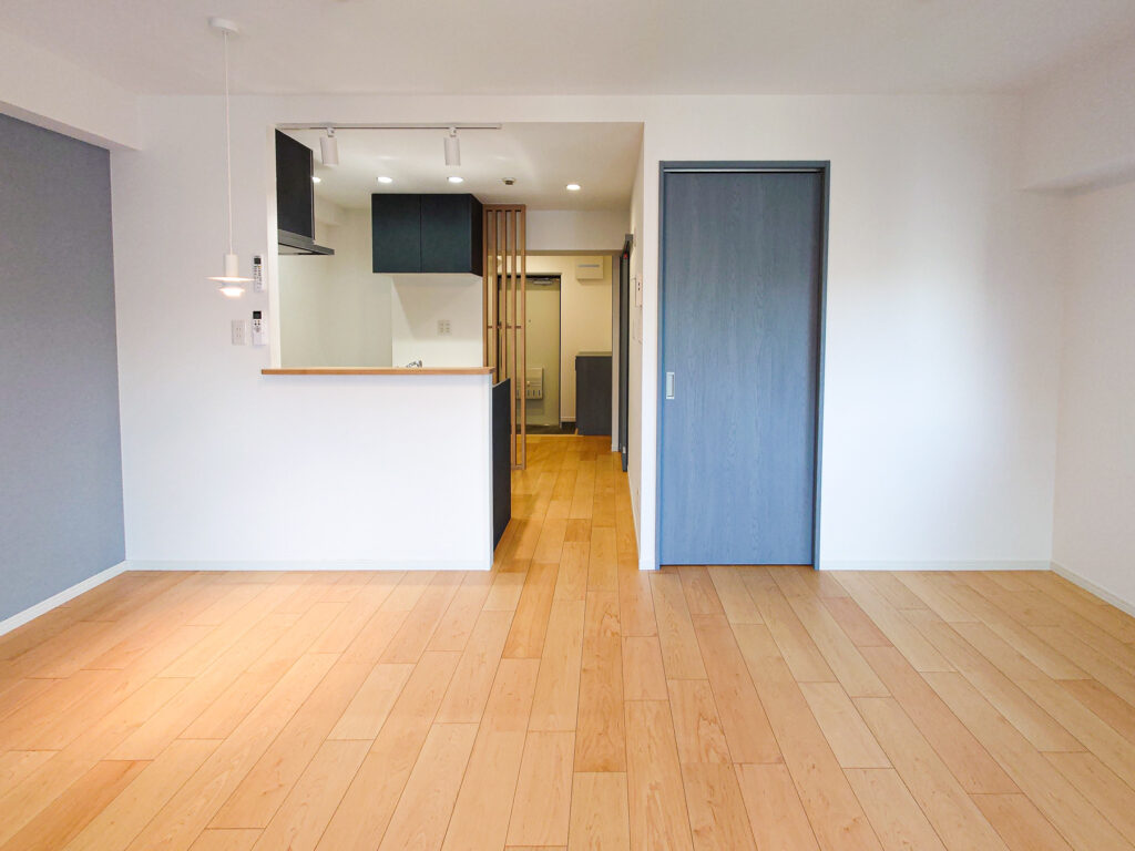 都心のビンテージマンションに新たな価値を。色と光あふれる、ひろびろワンルームへ　目黒区I様邸