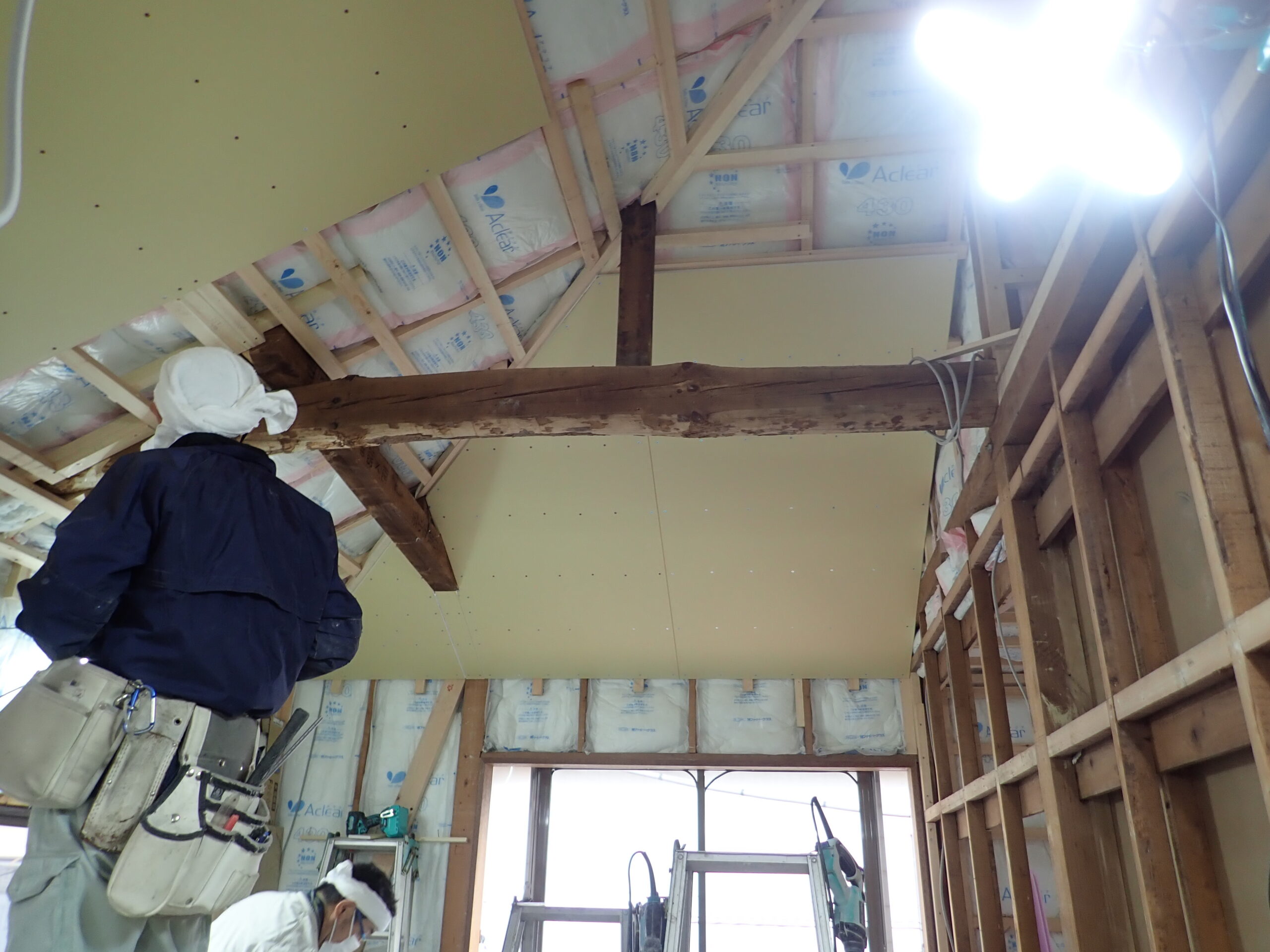 日本家屋の梁を活かし魅せる、天井リフォーム工事 世田谷区K様邸