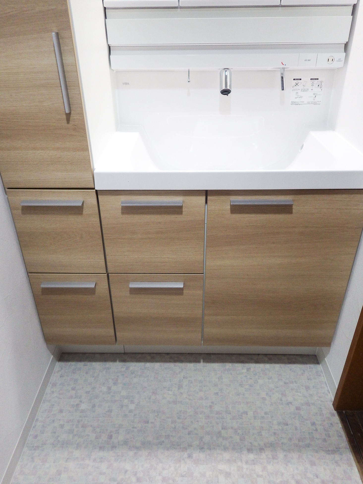 LIXIL「クレヴィ」コンパクトでも使いやすい機能が充実の洗面化粧台 川崎市南幸町K様邸