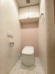 パステルピンクとタイル調クロスでイメージ一新！LIXILの最新トイレに　大田区M様邸