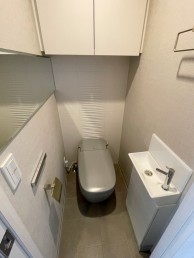 ノーブルグレー色で洗練されたトイレ空間に　港区N様邸