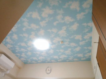 天井にアクセントクロスを施工して明るい洋室に