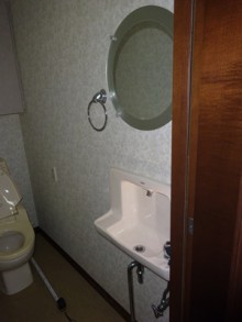 手洗器も含めトイレを一新ー落ち着いたトイレ空間に