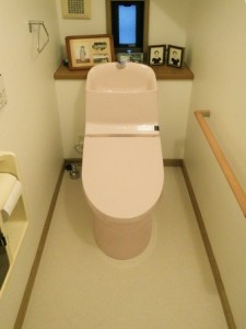 壁を補強し安心の手すり付のトイレへ　TOTO GG-800