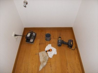 給水管やお掃除道具も隠れるスッキリトイレ
