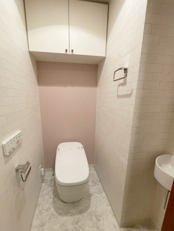 パステルピンクとタイル調クロスでイメージ一新！LIXILの最新トイレに　大田区M様邸