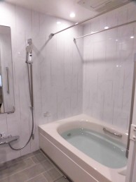 シンプルかつ高級感の漂う浴室へ　LIXIL スパージュにお取替え