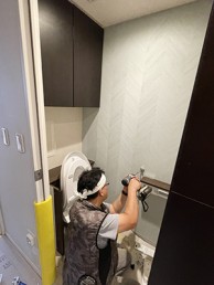 爽やかなグリーンの壁紙と実用性の高いキャビネットで充実トイレ空間へ　川崎市中原区S様邸　