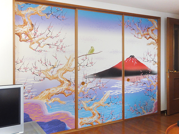 日本画の色彩世界に誘う個性溢れるリビングに