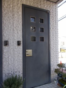 2世帯戸建て　玄関ドアのリフォーム