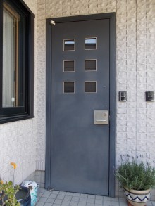 2世帯戸建て　玄関ドアのリフォーム