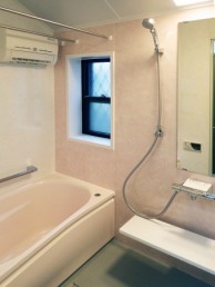 変形の浴室スペースも施工技術でシステムバスに
