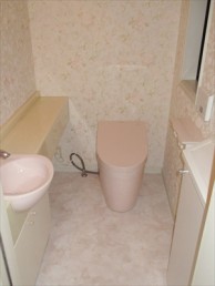 ピンクで統一した明るいトイレに
