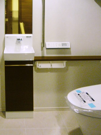手洗器のないトイレに新設　LIXILサティスS＋コフレル