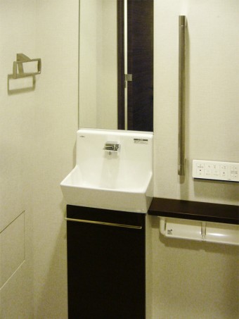 手洗器のないトイレに新設　LIXILサティスS＋コフレル
