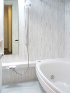 お掃除ラクラクな明るい浴室にゆったり大きめ浴槽　　　　　中央区S様邸