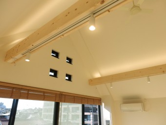 吹き抜け天井に木の梁で作ったオリジナル照明