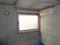 コンクリートの防寒対策を床暖房と断熱サッシで快適に