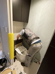 爽やかなグリーンの壁紙と実用性の高いキャビネットで充実トイレ空間へ　川崎市中原区S様邸　