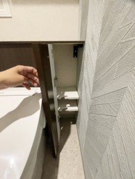 爽やかなグリーンの壁紙と実用性の高いキャビネットで充実トイレ空間へ　川崎市中原区S様邸　